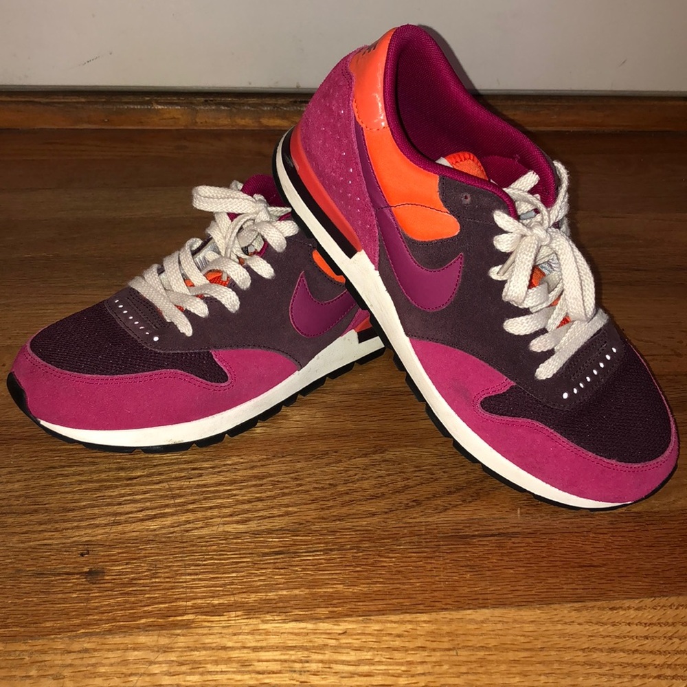 Men’s Nike’s/ women’s 9.5 or 10, men’s 8.5